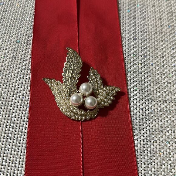 Vintage Three Faux Pearl Four Leaf Rhinestone Tiny Faux Pearls Gold Tone Brooch - Picture 3 of 4